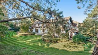 Prachtige en uitzonderlijk ruime eigendom, schitterend gelegen op 3.200 m², langs een rustig paadje, in hartje Zoute en op wandelafstand van...