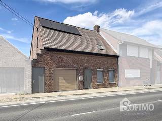 <h1><span>Ruime halfopen woning met zonnige westgerichte tuin en garage</span></h1><h1><span>Deze aangename halfopen woning werd </span><span>gerenoveerd in 2025</span><span> en beschikt over een praktische indeling, veel lichtinval en verschillende energetische troeven.</span></h1><h1><span> </span></h1><h1><span>Gelijkvloers:</span><span><br />De woning beschikt over een inkomhal, een ruime en lichtrijke leefruimte met pelletkachel en een recent gerenoveerde keuken met rechtstreekse toegang tot de tuin. </span></h1><h1><span>Op het gelijkvloers bevindt zich tevens een slaapkamer, een apart toilet en een inpandige garage.</span></h1><h1><span> </span></h1><h1><span>1e verdieping:</span><span><br />Op de eerste verdieping bevinden zich 3 slaapkamers, een badkamer en de toegang tot de zolder.</span></h1><h1><span> </span></h1><h1><span>Buiten:</span><span><br />De woning beschikt over een </span><span>zonnige, westgerichte tuin</span><span> met een </span><span>nieuw en geïsoleerd tuinhuis</span><span>, ideaal als extra bergruimte of hobbyruimte.</span></h1><h1><span> </span></h1><h1><span>Extra's:</span></h1><h1><span>- </span><span>Gerenoveerd in 2025</span></h1><h1><span>- 8 zonnepanelen met batterij</span></h1><h1><span>- Pelletkachel</span></h1><h1><span>- Rolluiken</span><span> </span></h1><h1><span>- Elektriciteit conform</span></h1><h1><span>- Asbestveilig</span></h1>