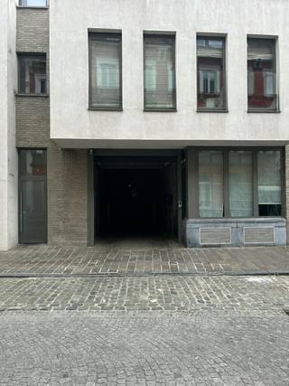 Garagebox te koop in de Niklaas Desparsstraat 10 langs de Vlamingsstraat en de Kuipersstraat. De garagebox is gelegen op een steenworp van de Grote Markt. De garagebox meet 5m80 x 2m60Het betreft een afgesloten complex dat toegankelijk is per autolift.Bent u zoek naar een garagebox te koop in centrum Brugge? Contacteer ons vandaag nog voor meer info of een plaatsbezoek. De eigendom wordt aangeboden via de Pre-sale formule. Op 13/06/2026 tussen 13:30 en 15:30 kan u de woning op afspraak komen bezichtigen en een bod uitbrengen. De vermelde prijs is een instelprijs. Voor meer info, gelieve contact op te nemen met de dossierverantwoordelijke.Bestuursmaatregelen in het maatregelenregister: nee