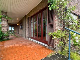 Deze ruime en solide woning is gelegen in de Bloesemlaan, op een gunstige locatie nabij Leuven, de E40, Tiensesteenweg en tal van winkels en voorzieningen. Dankzij de centrale ligging zijn zowel Leuven als de belangrijkste verbindingswegen vlot bereikbaar.<br /><span><span><span><span><span><span><span><span><span><span><span><span><span><span>Op het gelijkvloers beschikt de woning over een ruime inkomhal met trap, apart toilet, bureau, twee slaapkamers, een douchekamer en een lichtrijke woon- en eetkamer met mooie vergezichten. Aansluitend bevindt zich de keuken.</span></span></span></span></span></span></span></span></span></span></span></span></span></span><br /><span><span><span><span><span><span><span><span><span><span><span><span><span><span>De eerste verdieping omvat een zeer ruime overloop met ingebouwde kasten, twee slaapkamers, een apart toilet en een badkamer met ligbad, dubbele wastafel en bidet.</span></span></span></span></span></span></span></span></span></span></span></span></span></span><br /><span><span><span><span><span><span><span><span><span><span><span><span><span><span>De woning is volledig onderkelderd en beschikt onder meer over een dubbele inpandige garage en heel wat praktische bergruimte. Met een </span><span>EPC-label B</span><span> is ook de energieprestatie een mooie troef.</span></span></span></span></span></span></span></span></span></span></span></span></span></span><br /><span><span><span><span><span><span><span><span><span><span><span><span><span><span>Kortom, een zeer ruime en stevige woning met 4 slaapkamers, veel bergruimte en een dubbele garage, gelegen op een uitstekende en vlot bereikbare locatie nabij Leuven.</span></span></span></span></span></span></span></span></span></span></span></span></span></span>