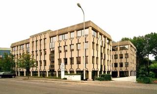 Kantoorgebouw gelegen tussen het centrum van Brussel en de luchthaven, vlakbij de Boulevard Reyers. Visibiliteit vanop de E40. Thuisbasis van...