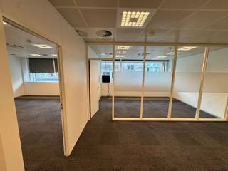 <p>Move-in ready office space of 107 m² located on the ground floor at Diestsevest 14 in <span><span>Leuven</span></span>, offering excellent visibility and a prime location close to the train station, bus connections and the city centre.</p>
<p>The property includes 3 office spaces, one of which can be used as a waiting room, a kitchenette and a storage room. Ideal for a start-up, liberal profession, law firm, interim agency or other service provider.</p>
<p>Excellent accessibility by car and bicycle.<br />2 parking spaces included, including 1 with electric charging point.</p>
<p></p>