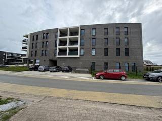 Ligging:<br />Het appartement bevindt zich op een zeer goede ligging in hartje Geel.<br />Er is een vlotte verbinding naar de meeste verbindingswegen.<br />Er is een lift aanwezig in het gebouw.<br /><br />Beschrijving:<br />Het appartement gelegen op de derde verdieping bestaat uit:<br />- Inkom voorzien van een mooi ingemaakte kast<br />- Gezellige woonruimte <br />- Ingerichte keuken voorzien van vaatwasser, oven, keramische kookplaat, dampkap met afstandsbediening, spoelbak en koelkast met vriesvak.<br />- 1 slaapkamer voorzien van een mooi ingemaakte kast<br />- Badkamer met enkele lavabomeubel, toilet en een douche<br />- Berging met aansluiting wasmachine<br />- Gezellig terras met prachtig uitzicht<br />- Ondergrondse autostaanplaats (nr 43)<br />- Ondergrondse fietsenstalling (nr 5)<br />- Ondergrondse kelderberging (nr 40)<br /><br />Extra:<br />- De huurprijs bedraagt € 750,00 per maand + gemeenschappelijke kosten €50,00 per maand<br />- Het appartement is beschikbaar vanaf 01/01/2027<br />- Er is overal verlichting voorzien<br />- Gordijnrails zijn voorzien<br /><br />Uitsluitend via onze website www.vastengoed.be kan u een bezichtiging inplannen op de vooropgestelde bezoekmomenten. Voor andere vragen kan u het kantoor bereiken op het nummer 014/72.73.74.