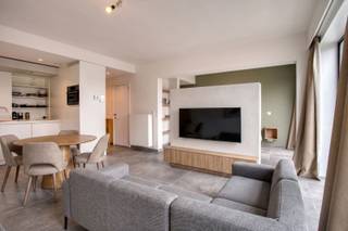 <span><span>Nabij het stadscentrum van <strong>Diksmuide</strong> bieden we u deze gezellige en comfortabele studio aan. De studio bevindt zich op de <strong>derde verdieping</strong> in een <strong>kleinschalige residentie</strong> vlakbij de voornaamste warenhuizen, winkelcentra en <strong>op wandelafstand van het station en de Grote Markt</strong> van Diksmuide. Vlot bereikbaar en goede verbinding met het openbaar vervoer gegarandeerd.<br /><br />Het eigendom werd<strong> recent gerenoveerd </strong>(RJ: 2020-2021) en voldoet aan alle hedendaagse kwaliteitsnormen. Bovendien is deze woonst erg <strong>energiezuinig</strong>, wat resulteert in een uitermate gunstige energiescore van 149 kWh/(m<sup>2</sup>/jaar) of <strong>energielabel B</strong>. Daarnaast is de elektrische installatie volledig conform gekeurd. Op heden wordt er verwarmd met<strong> centrale verwarming </strong>op aardgas. Ook alle ramen zijn voorzien van dubbele beglazing met PVC raamkozijnen.<br /><br />Bij dit aanbod hoort een <strong>afzonderlijke kelderberging </strong>(verdieping -1). Ook beschikt u over de <strong>mogelijkheid om een carport/overdekte autostaanplaats mee aan te kopen (prijs op aanvraag)</strong>.<br /><br /><strong>Op heden verhuurd aan €695/maand. Mooi jaarlijks bruto huurrendement van ca 4,07%. Geen kosten en direct rendement vanaf akte. Meer info gewenst over de huurvoorwaarden? Neem contact op met ons kantoor.</strong><br /><br /><u>De indeling van de ruimtes is als volgt:</u><br />inkomhal met inmaakkasten (technische ruimte, vestiaire, wasplaats) - apart gastentoilet - lichtrijke en aangename woonkamer met aansluitend de open, praktisch ingerichte keuken - slaapgedeelte (mogelijk om volledig af te scheiden van de leefruimte doormiddel van het plaatsen van (kast)wand) - ensuite badkamer uitgerust met douche en lavabomeubel - balkon.</span><br /><br /><span><em>OPM.: Enkele simulaties van mogelijke inrichting/bemeubeling werden toegevoegd aan de advertentie.</em></span></span><br /><br /><span><span><u>Enkele troeven:</u></span></span>
<ul>
<li><span><span>Instapklaar en energiezuinig;</span></span></li>
<li><span><span>tevens <strong>ideaal geschikt als investering voor verhuur</strong>;</span></span></li>
<li><span><span>recent gerenoveerd gebouw & lage, gemeenschappelijke kosten;</span></span></li>
<li><span><span>mogelijkheid tot aankoop carport;</span></span></li>
<li><span><span><strong>gemeenschappelijke, afgesloten fietsenstalling</strong>.</span></span></li>
</ul>
<span><span>Is uw interesse gewekt? Wenst u meer informatie of bezoek? Bel Diksimmo op het nummer <strong>051 50 11 51</strong> of mail naar <strong>diksmuide@diksimmo.be</strong>.</span></span>