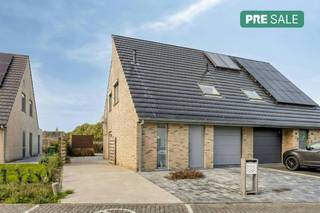 Maison mitoyenne à vendre à Ypres avec 3 chambres, garage et jardin. Cette maison de 2011 est entièrement terminée et prête à emménager. Idéal pour ceux qui recherchent une maison sans travail ! Situé dans la Velodroomstraat 9, à distance de marche du centre d'Ypres.<br /><br />MISE EN PAGE<br />Rez-de-chaussée : Hall d'entrée avec toilettes séparées et vestiaire - salon avec coin salon avec meuble TV mural et cheminée à gaz, salle à manger spacieuse avec armoires personnalisées, chauffage au sol et cuisine ouverte entièrement installée - garage avec porte sectionnelle automatique et connexion machine à laver - jardin ensoleillé avec terrasse, abri de jardin et étang - sortie dans la rue par un portail sur le côté de la maison - plusieurs places de parking devant et à côté de la maison.<br /><br />Premier étage : Trois chambres complètes - salle de bain avec lavabo, douche à l'italienne et toilettes.<br /><br />De plus, cette maison dispose également d'un grenier très spacieux.<br /><br />Lundi 2 novembre et samedi 7 novembre, visites sur rendez-vous. <br /><br />POINTS FORTS<br />Situé au calme<br />Année de construction 2011<br />Efficacité énergétique (label EPC B - 117)<br />Climatisation dans le salon et la chambre<br />Réservoir de 10 000 l <br />Armoires personnalisées <br />Volets électriques <br /><br />Le bien est proposé selon la formule Pre-sale. Le 07/11/2026 entre 10:00 et 12:00, vous pouvez visiter la maison sur rendez-vous et faire une offre. Le prix affiché est un prix indicatif. Pour plus d'informations, veuillez contacter le responsable du dossier.<br /><br />Registre des mesures: non<br /><br />Les images générées par l’IA sont fournies en guise d'inspiration. Elles ne tiennent pas compte des spécifications techniques, ni des renseignements urbanistiques, ni des possibilités concrètes de réalisation.