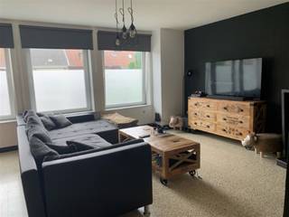 <p><span>Mooi en rustig gelegen appartement met garage : inkom, living, moderne keuken, 2 slaapkamers, badkamer, kelder met aansluiting wasmachine, garage.  Geen algemene onkosten.   Gunstig epc 180 kWh/m² uc 2221538.  Vrij op 01/11/2026.  Voor info of bezoek, bel 056.21.58.00 of www.immo-lvb.be, naar pand gaan en online afspraak inboeken.</span></p>