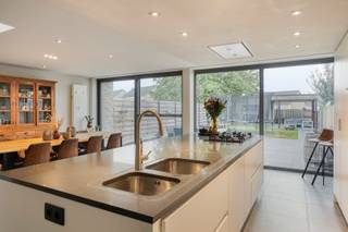 Instapklare gezinswoning te koop in een kindvriendelijke wijk in Ledegem met 3 slaapkamers en een tuin met uitweg langs achteren. <br /><br />Deze eigendom is gelegen in een doodlopende straat, in de Schoolstraat 40 in Rollegem-Kapelle. <br />In 2014 werd de woning gerenoveerd en uitgebreid met een mooie uitbouw. Hierdoor is er extra lichtinval gecreëerd en werd het gelijkvloerse gedeelte uitgebreid. Daarnaast werden er energetische renovatiewerken uitgevoerd, waaronder de isolatie van het dak, de vloeren en de zijgevels. In 2020 werden er ook zonnepanelen geplaatst. Dankzij deze investeringen behaalt de woning een EPC-label B. Buiten is er een groot terras en een bijgebouw met overkapping. Naast het bijgebouw is er een uitweg voorzien waar je gemakkelijk met je fiets weg kan. Voor de eigendom zijn er 2 parkeerplaatsen en in de straat zijn er ook voldoende parkeermogelijkheden.<br /><br />INDELING:<br />inkomhal, ruime leefruimte met extra ruimte voor een bureau of speelhoek, eetplaats, leefkeuken met toestellen van Siemens en een koffiecorner. Naast de keuken is er een gastentoilet en een inpandige garage die momenteel dient als opslagplaats en wasplaats. Boven zijn er 3 slaapkamers en een badkamer met douche, lavabo en toilet. Daarnaast is er nog een opbergzolder met valtrap. <br /><br />Extra informatie: <br />- 10 zonnepanelen<br />- geen renovatieplicht<br />- elektrische installatie conform<br />- overal rolluiken voorzien<br />- door de Veluxen op zolder kan er een extra kamer gecreëerd worden<br />- regenput 5.000L<br /><br />Wens je meer informatie over deze mooie eigendom of een afspraak ter plaatse? Contacteer Marie op het nummer 0469 66 49 11 of via mail: marie@immomargaux.be.