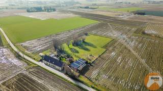 TORHOUT - Landelijk gelegen te renoveren langgevelwoning<br /><br />Het te renoveren woonhuis met loods is rustig gelegen te midden van weilanden en natuur, op een zon georiënteerd perceel van +- 65 are. Deze eigendom combineert ruimte, privacy en een landelijke ligging met heel wat potentieel.<br /><br />De gelijkvloerse verdieping van de woning heeft een oppervlakte van ca. 181m² en omvat een ruime living, eetkamer, ingerichte keuken, berging/wasplaats, badkamer, afzonderlijk toilet en drie slaapkamers. Vanuit de woning is er rechtstreeks toegang tot de zuidwestgerichte tuin, waar u in alle rust kan genieten van de groene omgeving. Aansluitend bevindt zich een vergunde garageloods van ca. 115m², die extra mogelijkheden biedt voor opslag, werkruimte of hobbydoeleinden.<br /><br />Op de eerste verdieping is er een ruime zolder die nog kan worden ingericht, wat bijkomend uitbreidingspotentieel biedt voor de woning.<br /><br />De eigendom beschikt over stadswater en wordt verwarmd met propaangas en een pellet kachel. Daarnaast is er ook een waterput aanwezig.<br /><br />De grote bebouwde oppervlakte, de vergunde loods en de uitzonderlijk rustige ligging vormen de belangrijkste troeven van deze eigendom. <br /><br />Algemene informatie: EPC-score F, gelegen in agrarisch gebied, niet overstromingsgevoelig en niet gelegen in watergevoelig openruimtegebied.<br /><br />Voor meer informatie of een bezoek, kan u ons steeds contacteren: 053/60.65.66.
