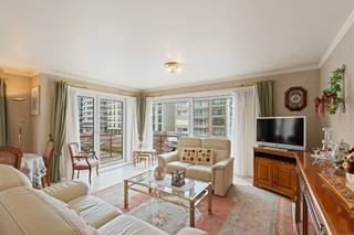 In het centrum van Wenduine, op wandelafstand van het strand, winkels, horeca en openbaar vervoer, bevindt zich dit ruime en lichtrijke hoekappartement. Dankzij de gunstige hoekligging geniet je hier van veel natuurlijke lichtinval en een aangenaam open gevoel.
Het appartement beschikt over drie volwaardige slaapkamers, waarvan één met en-suite douchekamer. Daarnaast is er een aparte badkamer met ligbad, een afzonderlijk toilet en voldoende ruimte voor wie comfort en functionaliteit belangrijk vindt.
De ingerichte keuken sluit aan bij de leefruimte, die uitgeeft op een gezellig terras, de ideale plek om in de avondzon tot rust te komen.
Om de mogelijkheden van het pand extra in de verf te zetten, hebben we een impressie toegevoegd die laat zien hoe je met minimale ingrepen en een frisse toets het interieur nog lichter en eigentijdser kan maken.
Dit appartement leent zich zowel als vaste woonst als tweede verblijf aan zee, met alle voorzieningen binnen handbereik.
📞 Voor meer informatie of een bezoek ter plaatse: contacteer Els via 0468 13 77 64 of els@keyimmo.be