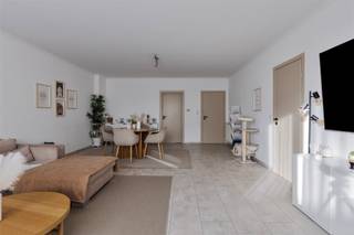 Dit instapklare duplexappartement van 128 m² ligt op de eerste verdieping, op wandelafstand van het centrum van Puurs. De lichtrijke leefruimte...