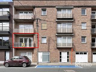 <p><span>Instapklaar appartement in het centrum van Roeselare</span></p><p><span>Centraal gelegen en instapklaar</span><span> appartement in een kleine residentie. </span></p><p><span>Het appartement beschikt over een </span><span>inkomhal</span><span>, ruime en lichtrijke </span><span>leefruimte</span><span>, </span><span>2 slaapkamers, keuken, badkamer</span><span>, apart </span><span>toilet</span><span>, en maar </span><span>liefst 2 balkons</span><span>. </span></p><p><span>Een grote troef is de </span><span>garage</span><span>, </span><span>inbegrepen</span><span> in de vraagprijs.</span></p><p><span>Gelegen op wandelafstand van winkels, horeca, scholen, openbaar vervoer en alle stadsvoorzieningen.</span></p><p><span>Een ideale woonst of interessant investering op een topligging! </span></p><p><span> </span></p>
