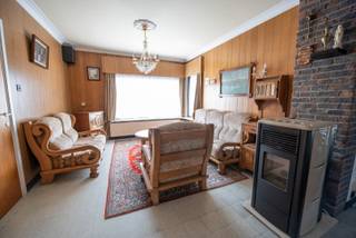Te renoveren, karaktervolle, open bebouwing met inkom, living, keuken, ruime veranda, badkamer, 3 slaapkamers, wasplaats, kelder, zolder, garage, bergruimte en ruimte tuin met goeie oriëntatie.<br /><br />Ideale, rustige ligging met vlotte verbinding naar centrum Zulte en vlakbij de fietssnelweg tussen Waregem en Deinze.<br /><br />Wenst u de woning te komen ontdekken? Bel ons op 09/388.53.53 of mailen naar sylvie@immoroba.be.