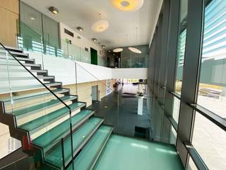 Les espaces de bureaux ultramodernes « The Pulse » (l'ancien bâtiment de Bayer) sont situés dans le quartier de l'aéroport à Zaventem. La gamme complète d'espaces de bureaux est conçue et équipée des dernières technologies et commodités pour maximiser l'efficacité, la productivité et le confort. Les surfaces peuvent également varier de +/- 800 m² à +/- 7.300 m². Ratio de stationnement très favorable avec des bornes de recharge pour les voitures et les vélos. Phénoménalement situé à côté de la gare de Diegem, de la nouvelle ligne de tramway, de l'autoroute cyclable et à seulement 1 minute de la sortie d'autoroute R0 Zaventem avec une connexion immédiate à l'E19. L'aéroport de Zaventem se trouve à 4 km et le centre-ville de Bruxelles à 13 km. Un arrêt de bus est accessible à pied (140 m).<br />Contactez PANORAMA pour de plus amples informations, des plans ou une visite de site sans engagement au 02 420 00 00.