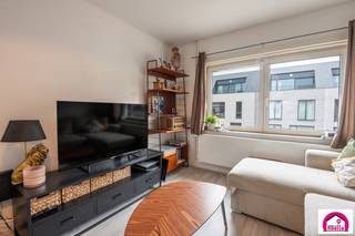 Te koop: zeer ruim appartement in een kleine residentie met 3 appartementen, met 3 slaapkamers
Dit ruime appartement bevindt zich op de tweede verdieping (zonder lift) en beschikt over:
Een ruime living met open keuken. Badkamer met douche. Aansluiting voor wasmachine en droogkast. 3 volwaardige slaapkamers. Individuele geïsoleerde zolder. Ruime privékelder
Zonnepanelen.
Extra troeven:
* Goede EPC-score
* Elektriciteit conform de huidige regelgeving
Dankzij de ruime indeling, de extra bergruimte en de energiezuinige voorzieningen is dit appartement een uitstekende keuze voor gezinnen of investeerders.
Een bezoek meer dan waard!
Neem gerust contact op voor meer informatie of een bezichtiging. Info 0471 10 63 68 of info@immonoella.be