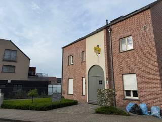 Dit prachtige duplex appartement is rustig gelegen in het centrum van Paal.Via de trap bereiken we de eerste verdieping waar we via de inkomhal de...