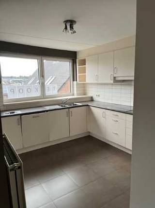 Appartement 103m² te koop in het centrum van Overpelt op de 3de verdieping met lift, twee slaapkamers, lichtrijke woonkamer, functionele keuken en badkamer een berging en een afgesloten parkeerplaats.