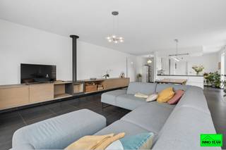 +++ Molenstraat 225, Liedekerke +++<br /><br /><strong>Moderne en energiezuinige instapklare woning</strong>, rustig gelegen in Liedekerke en op wandelafstand van winkels, scholen en openbaar vervoer. Deze aangename gezinswoning beschikt op het gelijkvloers over een inkomhal met gastentoilet, een <strong>lichtrijke leefruimte</strong> met open keuken die uitgeeft op het terras en de tuin, evenals twee praktische bergruimtes. Op de eerste verdieping bevinden zich twee slaapkamers en een ruime badkamer uitgerust met een ligbad, douche en dubbele lavabo. Op de tweede verdieping zijn nog twee volwaardige slaapkamers ondergebracht. Verder beschikt de woning over een <strong>ruime aparte garage</strong> en een <strong>praktisch tuinhuis</strong>. Dankzij de aanwezige zonnepanelen en het <strong>uitstekende EPC-label A </strong>geniet u van een bijzonder <strong>energiezuinige woning </strong>met lage verbruikskosten. De instapklare afwerking, de rustige ligging en de nabijheid van alle voorzieningen maken van deze woning de ideale keuze voor wie comfortabel en zorgeloos wil wonen. Contacteer ons voor meer info of een bezoek te plannen via <strong>info@immoteam.be</strong> of <strong>0478/059069</strong>