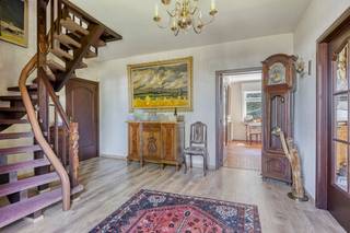 <p>Ontdek deze charmante villa waar ruimte, rust en potentieel centraal staan. Gelegen in een rustige en residentiële woonwijk biedt deze woning alle comfort voor wie op zoek is naar een ruime gezinswoning op een uitstekende locatie. Via de royale inkomhal (18 m²) komt u in de lichtrijke leefruimte van maar liefst 55 m², die naadloos aansluit op de ruime keuken (18 m²). Aansluitend bevindt zich de praktische wasruimte (16 m²), uitgerust met een douchecabine en met directe toegang tot de ruime inpandige garage (33 m²). Op de verdieping bereikt u via de trap de nachthal. Deze geeft toegang tot vier slaapkamers van respectievelijk 22 m², 18 m², 15 m² en 7 m², evenals een badkamer van 7 m². Buiten geniet u van een volledig aangelegde tuin met aangenaam terras. De ligging is een absolute troef. Dankzij de nabijheid van de fietssnelweg, Brussel, de Ring, scholen, openbaar vervoer en het UZ. Absoluut een bezoek waard!</p>