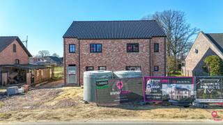 <p><span>Elke zondag welkom op ons kantoor van 10u-12u voor meer info over de nieuwbouwprojecten!<br /><br />Deze woning (rechterzijde) heeft een bewoonbare oppervlakte van 205 m² en is praktisch opgedeeld; het perceel is 5.25are groot.</span></p>
<p><span>Er werd rekening gehouden met voldoende leefruimte met achteraan een gezellige open keukenruimte, aansluitend bij een ruime berging met buitendeur.</span></p>
<p><span>Via de inkomhal met gastentoilet komt men in de living met open keuken. Vanuit de living vertrekt ook de trap naar boven. Langs de keuken bevindt er zich een praktische berging. De “doorzon”-leefruimte heeft zowel via de voor-, zij- als achterzijde ramen voor een uitstekende lichtinval.</span></p>
<p><span>Op de eerste verdieping zijn er 3 slaapkamers, een apart toilet en een badkamer.</span></p>
<p><span>De 2<sup>de</sup> gegoten betonnen trap brengt ons naar zolderruimte; hier bevindt zich een ruime 4<sup>de</sup> polyvalente (slaap)kamer die ook kan opgesplitst worden naar een 5<sup>de</sup> kamer en technische ruimte.</span></p>
<p>Zowel de raampartijen als de dakwerken zijn van uitstekende makelij.</p>
<p><span>Deze ruwbouwwoning wordt </span>opgeleverd met een vlak getrokken perceel dat onmiddellijke aanplanting toelaat; het mooie uitzicht is reeds bepaald….</p>
<p>Residentie “De Moestuin” bevindt zich in de rustige Moestuinstraat; een aangename straat met een uitstekende verbinding naar het centrum van Heusden en verbinding naar Koersel/Beringen.</p>
<p>In deze aangename woonomgeving wonen veel jonge gezinnen en met de uitkijk op het veld en groen is het hier echt tot rust komen. In het centrum van Koersel heeft men zo zijn inkopen gedaan door de aanwezigheid van de Lidl, Action, bakker enz..uit eten doet men in Barnaba terwijl men een filmpje meepakt in de Roxy een heerlijk klein bioskoop-complex.</p>
<p>Samenwerken met deze bouwheer is kiezen voor zekerheid en duidelijke afspraken; voor de snelle beslissers zijn aanpassingen binnen nog mogelijk.</p>
<p></p>
<p>Indeling :</p>
<p>GELIJKVLOERS : inkomhal, gastentoilet, leefruimte onderverdeeld met zithoek en eetkamer, trap naar boven, open keuken, grote berging met achterdeur</p>
<p>EERSTE VERDIEPING : nachthal, apart toilet, 3 slaapkamers, badkamer, trap naar boven</p>
<p>ZOLDER : open zolderruimte op te splitsen naar 2 extra kamers en technische ruimte</p>
<p>TUIN: genivelleerd</p>
<p></p>
<p><span>Pluspunten:</span></p>
<p><span>-prachtige landelijk stijl</span></p>
<p><span>-zeer degelijke bouw</span></p>
<p><span>-ruim = 205 m²</span></p>
<p><span>-aangename leefruimte</span></p>
<p><span>-4 slaapkamers<br />-betonnen trappen</span></p>
<p><span>-tijdloze pastoriestijl</span></p>
<p><span>-goede ligging = overal dichtbij!</span></p>
<p><span>-grondwaarde aan 12%, enkel constructie onder 21%BTW</span></p>
<p><span>-adembenemend uitzicht = wandelen in de buurt</span></p>
<p><span> </span></p>
<p><span>Voor een afspraak of meer info, bel ons op 078/78.78.70, of kom gewoon binnen op ons kantoor. Steeds welkom!</span></p>