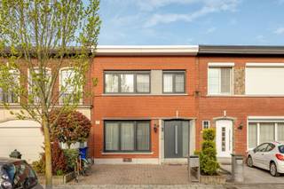 Maison rénovée de 3 chambres à coucher dans le quartier calme des oiseaux.Situation centrale, proche de tout et facilement accessible par les voies d'accès.Aménagement : hall d'entrée avec toilettes invités, séjour très lumineux sur sol carrelé facile d'entretien, cuisine entièrement équipée avec tous les appareils et beaucoup d'espace de rangement, véranda avec grande porte coulissante donnant sur le jardin de ville facile d'entretien ; V1 : trois chambres, salle de bains avec douche à l'italienne et toilettes.Extras : Rénové : toiture + isolation, fenêtres avec volets électriques et porte d'entrée, installation électrique conforme, chaudière à condensation HR, cuisine, sols, jardin joliment aménagé,...Cave pratique !Info/visite : 03/283 83 00 - noord@sinjoor.be