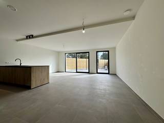 Dit prachtig nieuwbouwappartement is gelegen op de gelijkvloerse verdieping van een klassevol wooncomplex opgetrokken met zeer kwalitatieve...