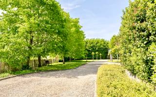 UNIEK aan de SCHELDE gelegen PRACHTIG LANDHUIS op 6387m2. Charmante TOEGANGSWEG en aangelegde parking, omringd door GROEN en genietend van alle RUST, gelegen aan de Schelde met toegang tot het Jaagpad, 

ENERGETISCHE TOTAALRENOVATIE (EPC 65!) op een topligging, zijn slechts enkele troeven van deze unieke eigendom. 

Momenteel goeddraaiende B&amp;B, tevens ideaal voor grote gezinnen of mensen op zoek naar rust en ruimte. 
INDELING: de B&amp;B bestaat uit 3 LUXE-KAMERS (waarvan 1 studio) met elk een eigen mooi ingerichte badkamer, LUXE-KEUKEN met EILAND en extra ontbijthoek, prachtige TUINKAMER uitgevend op een terras en met zicht op groen. PRIVE: gezellige leefruimte met inbouwcassette, bureau/muziekkamer, badkamer, berging, en op het verdiep 2 slaapkamers en zolder. Handige GARAGE/TUINBERGING, extra berging, kelder. MOOI AANGELEGDE TUIN, weide, ZONNEPANELENPARK.