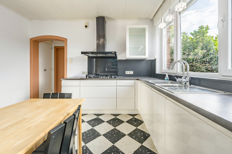Roeselare. Ruime gezinswoning met 4-5 slaapkamers met extra ruimte voor praktijk / kantoor / hobby  aan de stadsrand. - foto 4