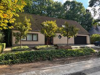 Deze zeer goed onderhouden en instapklare woning is prachtig gelegen in het groen op de Heikantberg te Rotselaar, op een boogscheut van het treinstation van Wezemaal. Hier geniet je van een rustige omgeving, terwijl alle voorzieningen zoals winkels, bakkers, apotheek, huisarts, scholen en openbaar vervoer zich vlakbij bevinden. Ook het recreatiedomein "de Plas" van Rotselaar is vlakbij en de oprit van de E314 is vlot bereikbaar.<br /><br />Via de inkomhal betreden we de woning, waar zich een ruime bureauruimte bevindt en een afzonderlijk gastentoilet. De ruime en lichtrijke leefruimte vormt het hart van de woning en is ingedeeld in een gezellige zithoek, een centraal gelegen eetplaats en een volledig geïnstalleerde keuken. Dankzij de raampartijen geniet je op de gelijkvloerse verdieping van een mooi zicht op het terras en de achterliggende tuin. Verder is er nog een berging en een ruime inpandige garage. <br /><br />Op de eerste verdieping vinden we 1 master bedroom met dressing, 3 slaapkamers, 2 badkamers, een polyvalente ruimte en een dakterras met prachtig zicht op de groene omgeving.<br /> Tenslotte is er in de woning een grote kelder die voorzien is van legplanken.  De garage biedt ruimte voor 2 wagens en de ruime oprit naast de woning geeft mogelijkheden wanneer u bezoek ontvangt.<br /><br />De woning beschikt over een gunstige EPC score (B) en beschikt over een waterverzachter, hoogrendementsketel op stookolie. Op de gelijkvloerse verdieping wordt er verwarmd met vloerverwarming.<br />Recent werd een regenwaterput geïnstalleerd die aangesloten is op de toiletten.<br /><br />Kortom: een energiezuinige, functionele woning met veel leefruimte binnen en buiten, thuiswerkmogelijkheden en een prachtige tuin op een rustige, kindvriendelijke locatie.<br /><br />De woning is onmiddellijk beschikbaar, met een maandelijkse huurprijs van €1.750. Alle nutsvoorzieningen (elektriciteit, water en stookolie) zijn voor eigen rekening.<br /><br />Maak zelf een afspraak via onze online agenda onder 'bezoekmoment kiezen'. Of neem gerust contact met ons op voor verdere informatie of om een bezichtiging te regelen, via telefoon op 016 23 90 81 (elke weekdag bereikbaar tussen 10u en 13u). Dit is een geweldige kans die u niet wilt missen!