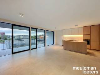 Découvrez ce superbe appartement trois chambres dans la résidence neuve et moderne Résidence Delphine, idéalement située en plein centre de Veldegem. Ce bien au premier étage allie confort contemporain, techniques de pointe et agencement réfléchi.<br /><br />En entrant, vous accédez à un séjour lumineux avec une cuisine ouverte entièrement équipée. La cuisine est dotée d'appareils de qualité SMEG, comprenant un lave-vaisselle, une plaque à induction avec hotte intégrée, une combinaison réfrigérateur-congélateur et un four à chaleur tournante. Une grande buanderie attenante offre les raccordements nécessaires pour la machine à laver et le sèche-linge.<br /><br />L'appartement comporte deux grandes chambres doubles, dont une avec sa propre douche, ainsi qu'une chambre simple supplémentaire.<br /><br />La salle de bain moderne et élégante est pourvue d'une douche à l'italienne, d'un double lavabo, d'une armoire murale pratique et d'un radiateur sèche-serviettes.<br /><br />Un des atouts majeurs est la grande terrasse, parfaite pour profiter paisiblement de l'extérieur.<br /><br />L'appartement comprend également un garage privatif inclus dans le prix, équipé d'une porte automatique avec éclairage et électricité. Il est possible d’y installer une borne de recharge électrique et de louer un garage supplémentaire pour 75 euros par mois. De plus, un local à vélos et un espace pour les déchets améliorent le confort pratique.<br /><br />Grâce à une conception énergétique neutre, aux technologies récentes et aux finitions de haute qualité, vous bénéficiez ici d'un habitat durable sans compromis sur le confort. Le logement est également équipé de luminaires et de rails pour rideaux.<br /><br />Une solution de vie idéale pour qui cherche un logement moderne, écoénergétique et confortable, parfaitement situé à Veldegem!