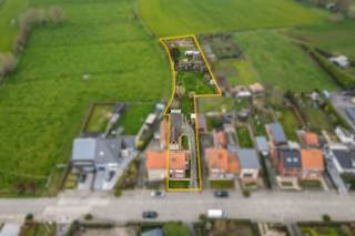 Op een landelijke ligging nabij het natuurgebied Vloethemveld en op korte afstand van het centrum van Zedelgem bevindt zich deze halfopen bebouwing op een ruim perceel van maar liefst 2.233 m². De woning werd gebouwd in 1962 en biedt tal van mogelijkheden voor wie op zoek is naar ruimte, rust en een groene omgeving.<br />Via de inkomhal bereikt u de leefruimte met zithoek en eetplaats, waar grote raampartijen zorgen voor een aangename lichtinval en zicht op de tuin. Aansluitend bevindt zich de ingerichte keuken met toegang tot de ruime veranda, die een mooi verlengstuk vormt van de leefruimte. Verder beschikt het gelijkvloers over diverse praktische bergruimtes, een kelder, een stookplaats en een garage met extra opslagmogelijkheden.<br />Op de eerste verdieping bevinden zich drie slaapkamers en een badkamer. De zolderverdieping biedt bijkomende ruimte met een zolderkamer en een extra zolderruimte, wat mogelijkheden geeft voor uitbreiding of hobbyruimte.<br />De woning beschikt over een grote zuidwest gerichte zij- en achtertuin waar u in alle rust kan genieten van het landelijke karakter van de omgeving. Daarnaast zijn er meerdere bijgebouwen, een garage, carport en ruime oprit aanwezig.<br />Een eigendom met veel potentieel op een uitzonderlijk diep perceel, ideaal voor wie landelijk wil wonen met het centrum en voorzieningen toch vlakbij.<br />Neem voorsprong met een vrijblijvende en gratis schatting van uw eigendom via:<br />www.residentievastgoed.be/gratisonlineschatten.