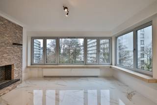 Op de grens Berchem / Borgerhout  in de wijk Groenenhoek, vinden we dit lichtrijk en volledig vernieuwd hoekappartement met 3-slpk.Restaurants,...