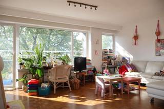 <p><span>Subliem hoekappartement met 2 terrassen tussen de kruinen van de bomen in Berchem</span></p><p><span>Op de gegeerde De Roest dAlkemadelaan, midden tussen het groen, bevindt zich dit lichtrijke appartement op de zevende verdieping van een zeer goed onderhouden residentie. Grote raampartijen kijken uit op bomen en groen, waardoor het appartement een bijzonder open en aangenaam gevoel krijgt doorheen de hele dag.</span></p><p><span>De leefruimte baadt in natuurlijk licht en sluit mooi aan op het terras waar je in alle rust kan genieten van het uitzicht op het parkdomein rondom het gebouw. Hier woon je echt tussen het groen, terwijl je toch vlakbij Antwerpen, winkels, verbindingswegen en openbaar vervoer zit. Op enkele minuten fietsen sta je letterlijk in het historisch centrum van Antwerpen.</span></p><p><span>Het appartement zelf werd smaakvol gerenoveerd en is meteen instapklaar. De vernieuwde parketvloer geeft warmte aan de leefruimte en de neutrale afwerking zorgen ervoor dat je hier makkelijk je eigen thuis van maakt.</span></p><p><span>Verder zijn er twee volwaardige slaapkamers, een badkamer en een praktische keuken met alles wat je nodig hebt voor comfortabel dagelijks wonen.</span></p><p><span>Ook het gebouw zelf werd steeds uitstekend onderhouden, wat meteen opvalt wanneer je aankomt op het domein.</span></p><p><span>Gemeenschappelijke lasten + inclusief water en verwarming: 150 euro/maand.</span></p><p><span>Troeven:</span></p><ul><li><span>Rustige en groene ligging</span></li><li><span>Instapklaar gerenoveerd appartement</span></li><li><span>Veel natuurlijke lichtinval</span></li><li><span>Twee volwaardige slaapkamers</span></li><li><span>Verzorgd en uitstekend onderhouden gebouw</span></li><li><span>EPC: 103 kWh/m² (zeer energiezuinig)</span></li></ul><p><span>Een bezoek is enkel mogelijk na het invullen van een huurdersfiche.</span></p>