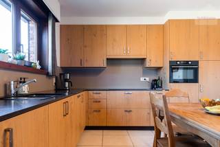 <strong>Op zoek naar een woning waar rust, ruimte én bereik perfect samenkomen?</strong><br />Dan is deze charmante woning in Meerhout absoluut een bezoek waard.<br /><br />Gelegen op een rustige locatie, vlak bij het centrum en omgeven door uitgestrekte velden, geniet je hier dagelijks van een prachtig open zicht en optimale privacy.<br /><br />De woning bevindt zich op een ruim perceel van 1.136 m² en beschikt over een mooie, verzorgde tuin waar het in elk seizoen heerlijk vertoeven is.<br /><br />Bij het binnenkomen word je verwelkomd in een warme leefruimte met parketvloer en een gezellige houtkachel – de ideale plek om tot rust te komen. Aansluitend vind je de lichtrijke veranda én de recent vernieuwde, volledig uitgeruste keuken. Vanuit de veranda heb je een prachtig zicht op de tuin, het hele jaar door.<br />Naast de keuken bevindt zich een praktische wasplaats/berging met ingemaakte kasten, aansluiting voor wasmachine, een douche en een gastentoilet. Van hieruit heb je ook toegang tot de inpandige garage. Extra bergruimte nodig? Die vind je in de kelder.<br /><br />Op de bovenverdieping zijn er drie volwaardige slaapkamers, waarvan één met ingebouwde kasten. De ruime nachthal leidt naar een vernieuwde badkamer met zowel bad als douche. Daarnaast is er nog een handige bergzolder.<br />Ook buiten heeft deze eigendom heel wat troeven: een grote garage met elektrische poort, een gezellige blokhut om het hele jaar door van te genieten, een moestuin én een extra werkplaats voor hobbyisten of doe-het-zelvers.<br />Bovendien is de woning uitgerust met zonnepanelen inclusief groenestroomcertificaten en batterij, een mooie meerwaarde voor de toekomst.<br /><br /><strong>Kortom: een instapklare, goed onderhouden woning op een unieke, rustige locatie met vlotte bereikbaarheid.</strong><br /><br /><strong>Interesse?</strong><br />Contacteer ons gerust voor meer info of een bezoek:<br />📧 info@sublimmo.be<br />📞 014 84 83 69<br />Wij helpen je graag verder!