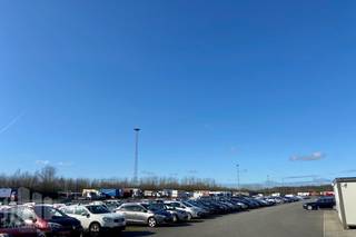 Ruime <strong>parkeerruimte van 1.250 m²</strong> te huur , gelegen op een uitstekende, strategische locatie langs de A12 te Wilrijk. De parkeerruimte bevindt zich naast de centrale parking 'Autostad', waardoor de bereikbaarheid optimaal is voor zowel lokale als internationale bedrijven en klanten.<br /><br />Het terrein is <strong>volledig verhard en omheind</strong>, wat zorgt voor een veilige en betrouwbare opslagplaats voor voertuigen, vrachtwagens of andere soorten vervoer. Door de centrale ligging is de parkeerruimte gemakkelijk toegankelijk voor verkeer vanuit verschillende richtingen, wat een aanzienlijke meerwaarde biedt voor bedrijven die een hoge mobiliteit vereisen. Tevens <strong>mogelijkheid tot huren van grotere ruimte van 2.500 m², 3.000 m², 14.000 m² en 29.000 m²</strong>.<br /><br />De parkeerfaciliteiten zijn <strong>beschikbaar na overleg</strong>, zodat wij samen met u de beste oplossing kunnen vinden die aansluit bij uw behoeften.<br /><br />Contacteer <strong>PANORAMA B2B </strong>voor bijkomende inlichtingen of een vrijblijvend plaatsbezoek <strong>0477 91 10 00</strong>.