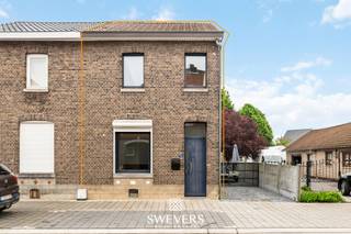 Voor meer info en foto’s, surf naar www.swevers.be – Deze halfopen bebouwing in de Wijngaardstraat 38 in Lanaken biedt een mooie combinatie van ruimte, comfort en mogelijkheden. De woning, gebouwd in 1930, is goed onderhouden en instapklaar, met een bewoonbare oppervlakte van 145 m². Binnenin valt meteen de praktische indeling op. De leefruimte van 45 m² strekt zich uit over de volledige lengte van de woning en biedt plaats voor een gezellige zithoek en eethoek. Aansluitend bevindt zich de functioneel ingerichte keuken van 12 m². Op het gelijkvloers zijn ook een badkamer en aparte wasplaats aanwezig.<br />Op de eerste verdieping bevinden zich twee ruime slaapkamers, waarvan één met extra mogelijkheden zoals een dressing of werkhoek. De tweede verdieping omvat een zolderruimte bereikbaar via een vaste trap, ideaal om in te richten als extra slaapkamer, bureau of hobbyruimte. Daarnaast is er een kelder van 13 m², handig voor stockage.<br />Het perceel van 300 m² is oostgericht, waardoor de tuin geniet van aangename ochtendzon. De ligging is een extra troef: winkels, horeca en ontspanning op 500 meter, openbaar vervoer op 150 meter en een vlotte verbinding naar snelwegen op 7 km. Extra troef: de woning is momenteel verhuurd, wat dit pand ook bijzonder interessant maakt als investering met onmiddellijke huuropbrengst. Een ideale woning voor wie comfortabel wil wonen met uitbreidingspotentieel. Voor meer informatie, bel 011 255 155. Bron bewoonbare oppervlakte: EPC – verslag.