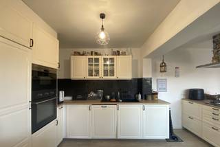 Op wandelafstand van het centrum van Beveren-Leie vinden we deze verzorgde woning, die de afgelopen jaren op verschillende vlakken werd vernieuwd. De woning combineert een aangename leefruimte met een praktische indeling, drie volwaardige slaapkamers en een gezellige tuin. Een ideale thuis voor starters, gezinnen of wie op zoek is naar een instapklare woning met uitbreidingsmogelijkheden.<br /><br />Bij het binnenkomen wordt u verwelkomd in de inkomhal, voorzien van een gastentoilet. Vanuit hier komt u in de lichtrijke leefruimte, waar de moderne gashaard zorgt voor extra sfeer en gezelligheid. Aansluitend bevindt zich de afzonderlijke, hedendaagse keuken. Deze is uitgerust met een spoelbak, gasfornuis, koelkast, vaatwasser, microgolfoven en oven.<br /><br />Op de eerste verdieping bevinden zich drie ruime slaapkamers en een ingerichte badkamer met lavabomeubel en ligbad.<br /><br />De zolderverdieping is bereikbaar via een zolderluik met uitschuifbare trap. Het dak werd volledig geïsoleerd, wat bijdraagt aan het wooncomfort en de energiezuinigheid van de woning.<br /><br />Achteraan geniet u van een aangename stadstuin met terras. De praktische garageberging beschikt over een achterliggende uitweg. Hierdoor zijn er bovendien mogelijkheden om in de toekomst een nieuwe garage of carport te realiseren.<br /><br />Extra troeven:<br /><br />- EPC-label C – 272 kWh/m² jaar<br />- PVC-ramen met dubbele beglazing<br />- Rolluiken op het gelijkvloers<br />- Conforme elektrische installatie<br />- Moderne gashaard in de leefruimte<br />- Vernieuwd terras, circa 5 jaar geleden<br />- Regenwaterput van circa 3.000 liter<br />- Warmwaterboiler van 100 liter<br />- Vernieuwd plat dak boven de keuken<br />- Meerdere praktische bergingen in de aanbouw<br />- Centrale ligging op wandelafstand van het centrum<br /><br />Een woning met heel wat potentieel, praktische voorzieningen en een aangename buitenruimte, gelegen op een vlot bereikbare en centrale locatie in Beveren-Leie.<br /><br />Interesse? Ontdek deze woning tijdens een bezoek en ervaar zelf de ruimte, het comfort en de mogelijkheden die deze woning te bieden heeft.