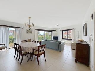 Twee slaapkamer appartement op topligging te Duinbergen.<br /><br />Indeling: lichtrijke woonkamer, aparte keuken, eerste slaapkamer met dubbel bed, tweede slaapkamer met stapelbed. badkamer met ligbad, toilet en lavabo. Groot zonneterras achteraan. Tuin vooraan.<br />Inclusief autostaanplaats in het gebouw.<br />Het appartement wordt gemeubeld verhuurd.<br />Huurprijs: 1500€ + 50€ voorschot syndickosten<br />