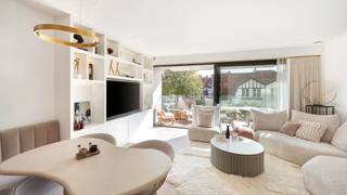 <strong>Subliem appartement in een recente residentie op een triple A ligging in hartje Zoute, zuidgericht en met prachtig open zicht op de villa's.</strong><br /><br />Indeling: Inkomhal met vestiaire en gastentoilet, lichtrijke leefruimte uitgevend op het zuid gerichte terras, eethoek en royaal ingerichte open keuken (Oyster white marmer en Miele toestellen). Master bedroom met aansluitende douchekamer (afgewerkt met marmer). Tweede grote slaapkamer met douchekamer. Privatieve kelder in de residentie.<br /><br />Mogelijkheid tot het overnemen van een huurcontract voor een ruime garagebox aan de overkant van de residentie.<br /><br />Een appartement om bij weg te dromen!<br />Contacteer ons voor een bezoek.<br /><br />EPC: 90 kwh/m²/j UC: 20220211-0002544414-RES-1