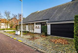 ZEER RUIME VILLA MET KARAKTER TE MENEN. Deze stijlvol ingerichte villa in Menen biedt een perfecte combinatie van hedendaagse comfort...