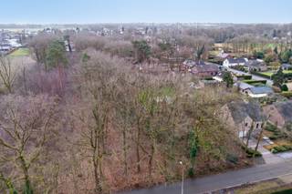 Deze bouwgrond voor open bebouwing is gelegen in de rustige bosrijke villabuurt op de Bosstraat te Lanaken!Ze is gelegen op een toplocatie vlakbij...