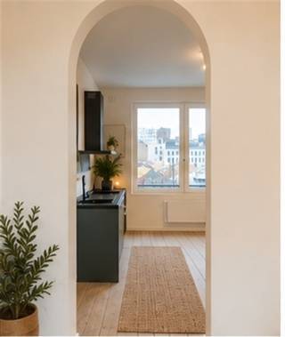 <p><b>Bienvenue dans cet appartement magnifiquement rénové au cœur d'Anvers</b>, une maison idéale pour ceux qui recherchent un confort moderne et un style de vie élégant. Cet appartement spacieux et lumineux offre une combinaison parfaite de design contemporain et d'agencement fonctionnel.</p><p><b>Cuisine :</b> La cuisine moderne est équipée d'appareils électroménagers de haute qualité, y compris un four encastré et une hotte élégante. Les armoires vert foncé offrent un contraste élégant avec les murs clairs, tandis que l'agencement pratique garantit un espace de travail optimal.</p><p><b>Espace de vie :</b> Les espaces de vie ouverts sont chaleureux et baignés de lumière naturelle, avec de beaux parquets en bois dans tout l'appartement. L'architecture ludique avec des ouvertures aux formes élégantes crée un flux spatial agréable.</p><p><b>Chambres à coucher :</b> l'appartement comprend plusieurs chambres à coucher avec beaucoup de lumière naturelle et un espace de rangement adéquat. Chaque chambre est conçue dans un souci de confort et de fonctionnalité.</p><p><b>Salle de bains :</b> Une salle de bains moderne équipée de carreaux noirs élégants, d'un lavabo sur pied et d'une douche spacieuse à l'italienne avec une cloison en verre complète les installations.</p><p><b>Espace extérieur :</b> Un balcon privé offre un espace de vie supplémentaire, de l'air frais et des vues sur le quartier.</p><p><b>Situation :</b> Situé dans un quartier attrayant d'Anvers avec un accès facile aux magasins, aux restaurants et aux liaisons de transport. Cet appartement est idéal pour ceux qui veulent profiter de la vie urbaine moderne.</p>