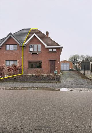 Ruime te renoveren halfopen bebouwing met 4 slaapkamers, loods en 10 are grond op prachtige locatieOp een uitstekende en rustige locatie bevindt zich...