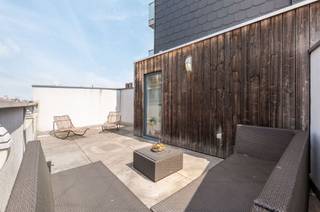 <h3><span>Veelzijdige stadswoning met vergund dakterras</span></h3><p><span>Op zoek naar een ruime stadswoning in Antwerpen voor uw gezin, </span><span>studerende kinderen of co-housing</span><span>? Deze volledig gerenoveerde woning biedt dankzij haar bijzondere indeling verrassend veel mogelijkheden, met als extra troef een volledig vergund dakterras.</span></p><p><span>De woning werd ongeveer acht jaar geleden aangekocht en volledig gerenoveerd door ouders die hun vier studerende kinderen een eigen thuis in Antwerpen wilden geven. De indeling bleek daarvoor ideaal: samen onder één dak, maar met voor ieder voldoende ruimte en privacy. Ook vandaag maakt dit de woning bijzonder interessant voor ouders die één of meerdere </span><span>studerende kinderen in Antwerpen</span><span> willen huisvesten, eventueel samen met vrienden of vriendinnen.</span></p><p><span>Maar evengoed is dit een comfortabele en ruime </span><span>gezinswoning</span><span>. Bij de totaalrenovatie werd het pand grondig geïsoleerd, werden nieuwe ramen geplaatst en werd veel aandacht besteed aan kwaliteit en duurzaamheid. Het resultaat is een energiezuinige woning met een gunstig EPC en een aangenaam wooncomfort.</span></p><p><span>Bijzonder praktisch is de technische schacht die tijdens de renovatie over alle verdiepingen werd voorzien, met aansluitingen voor water, afvoer en technieken. Hierdoor kan op iedere verdieping relatief eenvoudig een bijkomende badkamer, toilet of lavabo worden gerealiseerd. Een slimme ingreep waardoor de woning eenvoudig kan worden aangepast aan veranderende woonwensen.</span></p><p><span>Op het gelijkvloers bevinden zich de inkomhal, met plaats voor drie fietsen, en een ruime, volledig uitgeruste leefkeuken. Op de eerste, tweede en derde verdieping bevindt zich telkens een royale kamer, vrij in te richten als slaapkamer, leefruimte, bureau of studeerkamer. Op de tussenverdiepingen zijn een douche en afzonderlijke toiletten voorzien en iedere verdieping beschikt bovendien over een eigen lavabo. In één van de kamers werd een hoogslaper geplaatst, wat meteen laat zien hoe efficiënt de beschikbare ruimte kan worden benut.</span></p><p><span>Een absolute troef is het </span><span>volledig vergunde dakterras</span><span>: een aangename buitenruimte waar u in alle rust kunt genieten van de zon en het uitzicht over de stad.</span></p><p><span>Ook op langere termijn biedt deze stadswoning veel flexibiliteit. De bestaande indeling leent zich uitstekend voor een gezin met oudere of studerende kinderen, maar ook voor wie met meerdere personen onder één dak wil wonen en daarbij voldoende privacy wil behouden. Dankzij de afzonderlijke verdiepingen en reeds aanwezige technische infrastructuur behoort ook </span><span>co-housing</span><span> praktisch tot de mogelijkheden, uiteraard steeds rekening houdend met de toepasselijke regelgeving.</span></p><p><span>Een bijzonder veelzijdige woning in Antwerpen, ideaal als </span><span>gezinswoning, woning voor studerende kinderen of voor co-housing</span><span>, die zonder grote ingrepen kan meegroeien met haar bewoners.<br /> </span></p>