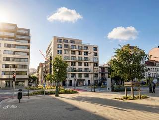 <p><span>Cet appartement meublé traversant est situé au cinquième étage de la Résidence Pelikaan, une résidence récente datant de 2009, idéalement située à proximité de la rue Neuve/City 2, des stations de métro Rogier et Yser, de la Gare du Nord, du Manhattan Center et de la Grand-Place de Bruxelles. Bénéficiant d'une belle luminosité et d'une surface habitable nette de 70 m², l'appartement se compose d'un hall d'entrée, d'un spacieux séjour avec espace salon et salle à manger, d'une cuisine ouverte entièrement équipée, d'une salle de bains entièrement rénovée avec douche à l'italienne, meuble lavabo et raccordement pour machine à laver, d'un WC séparé et de deux chambres situées à l'arrière, au calme. L'une des chambres a également été rénovée. L'appartement dispose en outre d'un chauffage électrique par le sol. Le séjour donne accès à une terrasse orientée sud-est, offrant de part et d'autre une belle vue sur le centre-ville de Bruxelles et le boulevard Albert II. Grâce à sa situation centrale et à son excellente accessibilité, cet appartement convient parfaitement comme première résidence ou comme investissement offrant de belles possibilités de revenus locatifs mensuels réguliers. Un autre atout est l'accès rapide à la petite ceinture de Bruxelles ainsi qu'aux autoroutes E40 et E19. Intéressé(e) ? N'hésitez pas à contacter Frederik via </span><span>frederik@immo-time.be</span><span> pour plus d'informations ou pour organiser une première visite sur place.</span></p>