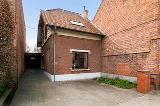 <p>Maison jumelée à rénover avec 2 à 3 chambres et grand jardin.<br />Très central, à distance de marche des commerces, écoles et transports publics et proche de l'accès et de la sortie de l'autoroute.<br />Disposition : hall d'entrée avec toilettes invités et vestiaire, living sur sol carrelé côté rue, cuisine de base et salle de bain avec douche dans la baignoire, bureau/salle de jeux/3ème chambre, véranda;<br />V1 : 2 chambres sous le toit, 2ème toilettes.<br />Extras : Entrée latérale pratique avec espace de rangement pour les vélos/la terre etc, possibilité de parking sur le terrain, jardin exceptionnellement grand, façade avant charmante, pas de chauffage central, sous-sol et grenier de rangement,...<br />EPC F => obligation de rénovation applicable mais POTENTIEL PLEIN !</p><p><br />Info/visite : 03 283 83 00 - noord@sinjoor.be</p>