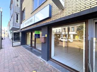 <strong>Ligging</strong><br />Instapklaar handelspand op een topligging pal in het centrum van Brakel, met gratis parkeergelegenheid in de nabije omgeving. Dankzij de centrale ligging is dit een ideale uitvalsbasis voor diverse handelsactiviteiten.<br /><br /><strong>Indeling</strong><br />Het handelspand beschikt over een mooie bruikbare vloeroppervlakte van 106 m². Vooraan bevindt zich een ruime vitrine die zorgt voor een uitstekende zichtbaarheid en visibiliteit. Het pand is geschikt voor verschillende handelsdoeleinden en werd in het verleden uitgebaat als speelgoedwinkel en bakkerij. Verder zijn een kitchenette en toilet met handenwasser aanwezig.<br /><br /><strong>Technisch</strong><br />EPC-label C. Centrale verwarming op aardgas. Mogelijkheid tot het plaatsen van lichtreclame aan de gevel. Beschikbaarheid bespreekbaar.<br /><br /><strong>Troeven</strong>
<ul>
	<li>106 m² bruikbare vloeroppervlakte</li>
	<li>Topligging in het centrum van Brakel</li>
	<li>Geschikt voor diverse handelsdoeleinden</li>
	<li>Gratis parkeergelegenheid</li>
	<li>Ruime vitrine</li>
	<li>Centrale verwarming op aardgas</li>
	<li>Lichtreclame mogelijk</li>
</ul>
<strong>Contact</strong><br />Interesse? Contacteer Realimmo via cedrik@real-immo.be voor meer informatie of een bezoek.