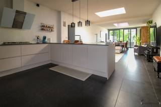 <p><span>Gerenoveerde, instapklare woning met 3 slaapkamers, tuin en garage</span></p><p><span> </span></p><p><span>Mooi, gerenoveerde woning die voldoet aan de hedendaagse normen. Deze woning is vlakbij alle faciliteiten, openbaar vervoer en belangrijke invalswegen. <br /><br />Via de inkomhal komen we in de vernieuwde open keuken, volledig geïnstalleerd, welke overvloeit in de aangename, lichtrijke leefruimte met zicht op terras en omheinde tuin met privacy. Er is een privatieve garage met oprit. <br />Op de eerste verdieping treffen we twee slaapkamers, badkamer met inloopdouche en toilet. Verder op de tweede verdieping komen we in de masterbedroom met eigen sanitaire ruimte, voorzien van ligbad, toilet, wasbak. Bovendien is er nog een praktische kelder aanwezig en een tuinberging. Maak zeker uw afspraak om deze woning te komen bekijken. <br /><br />Eigenschappen:</span></p><p><span><br />+ 3 slaapkamers<br />+ Volledig gerenoveerd<br />+ Instapklaar &amp; veel lichtinval<br />+ EPC label C<br />+ Inpandige garage<br />+ Gezellige tuin met terras, omheind<br />+ Oprit</span></p><p><span>+ Momenteel verhuurd tem 31/12/2025, nadien vrij van gebruik</span></p><p><span>+ Vlotte verbinding naar Lint, Duffel,....</span></p><p><span>+ P-score: C, G-score: A</span></p><p><span>+ EPC label C, net geen label B, 203 kWh/(m² jaar), onder 200 label B</span></p><p><span> </span></p><p><span>Indeling:</span></p><p><span> </span></p><p><span>+ Inkomhal: ker. tegel, 8 m²</span></p><p><span>+ Garage: ker. tegel, 12 m²</span></p><p><span>+ WC: ker. tegel, 2 m²</span></p><p><span>+ Kelder: ker. tegel, 8 m²</span></p><p><span>+ Woonkamer: ker. tegel, 60 m²</span></p><p><span>+ Keuken: ker. tegel, volledig geïnstalleerd</span></p><p><span>+ Nachthal: laminaat, 4 m²</span></p><p><span>+ Slpk: laminaat, 13 m²</span></p><p><span>+ Slpk: Laminaat, 18 m²</span></p><p><span>+ Badkamer: Ker. tegel, 3 m², wc, douche wasbak</span></p><p><span>+ Zolderkamer: Laminaat, 38 m², wc, ligbad, wasbak</span></p><p><span>Alle opmetingen zijn indicatief</span></p><p><span>bruikbare vloeropp. EPC: 164 m²</span></p><p><span> </span></p><p><span>attesten via onze website te raadplegen</span></p><p><span> </span></p><p><span>1. Vergunning - 2. Woongebied - 3. Gn rechterlijke herstelmaatregel of best. maatregel opgelegd - 4. Gn voorkooprecht - 5. Gn verkavelingsverg. - 6. Gn Worg</span></p><p><span> </span></p><p><span>Meer info: Nicki, 0496 02 35 68 of nf@janssenenjanssen.be</span></p>