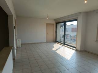 In het centrum van Aartrijke huisvest zich dit gezellig appartement. Met verschillende winkels op wandelafstand is dit de perfecte ligging. Het appartement is als volgt ingedeeld: een ruime woonkamer met volledig ingerichte keuken, een berging, drie ruime slaapkamers, een badkamer met ligbad en dubbele wastafel, een apart toilet, een inkomhal en uiteraard is er ook een zuidgericht terras. Deze eigendom heeft dubbele beglazing met aluminium raamwerk en is verwarmd op accumulatie.<br /><br />Gemeenschappelijke kosten: €50/maand<br /><br />Beschikbaar vanaf 01/09/2026<br /><br />Wij verwelkomen u graag op onze bezoekdag op 14/07/2026. Gelieve uw bezoek vooraf aan te vragen via onze website.<br /><br />