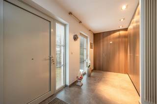Villa met binnenzwembad in doodlopende straat * Gelijkvloers : inkomhal op natuursteen voorzien van ingemaakte kasten en gastentoilet, via een glazen...