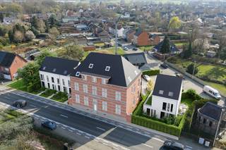 Splinternieuwe BEN-woning (Bijna Energie Neutraal) op wandelafstand van het centrum van Ranst. Project ‘Hestia’ betreft 4 energiezuinige, moderne woningen met telkens 4 slaapkamers, 2 badkamers en zonnige tuin. Elke woning beschikt over een inkomhal met ruimte voor vestiaire en afzonderlijk toilet; leefruimte met open en volledig ingerichte keuken en bijkeuken. Directe toegang tot de tuin met ideale zuid oriëntatie en aangelegd terras. Op de eerste verdieping zijn er reeds 3 slaapkamers, apart toilet en badkamer. Op verdieping 2 bevindt zich de hoofdslaapkamer met eigen badkamer en extra technische ruimte. De open bebouwing (woning 4) beschikt over een oprit. Mogelijkheid tot aankoop van autostaanplaats en extra berging. Energiezuinige woning met alle modern comfort. Verwarming met warmtepomp en zonnepanelen voorzien. Oplevering zomer 2026. Verkoop onder 6 % BTW mogelijk! Kijk op www.immopatio.be voor meer informatie.